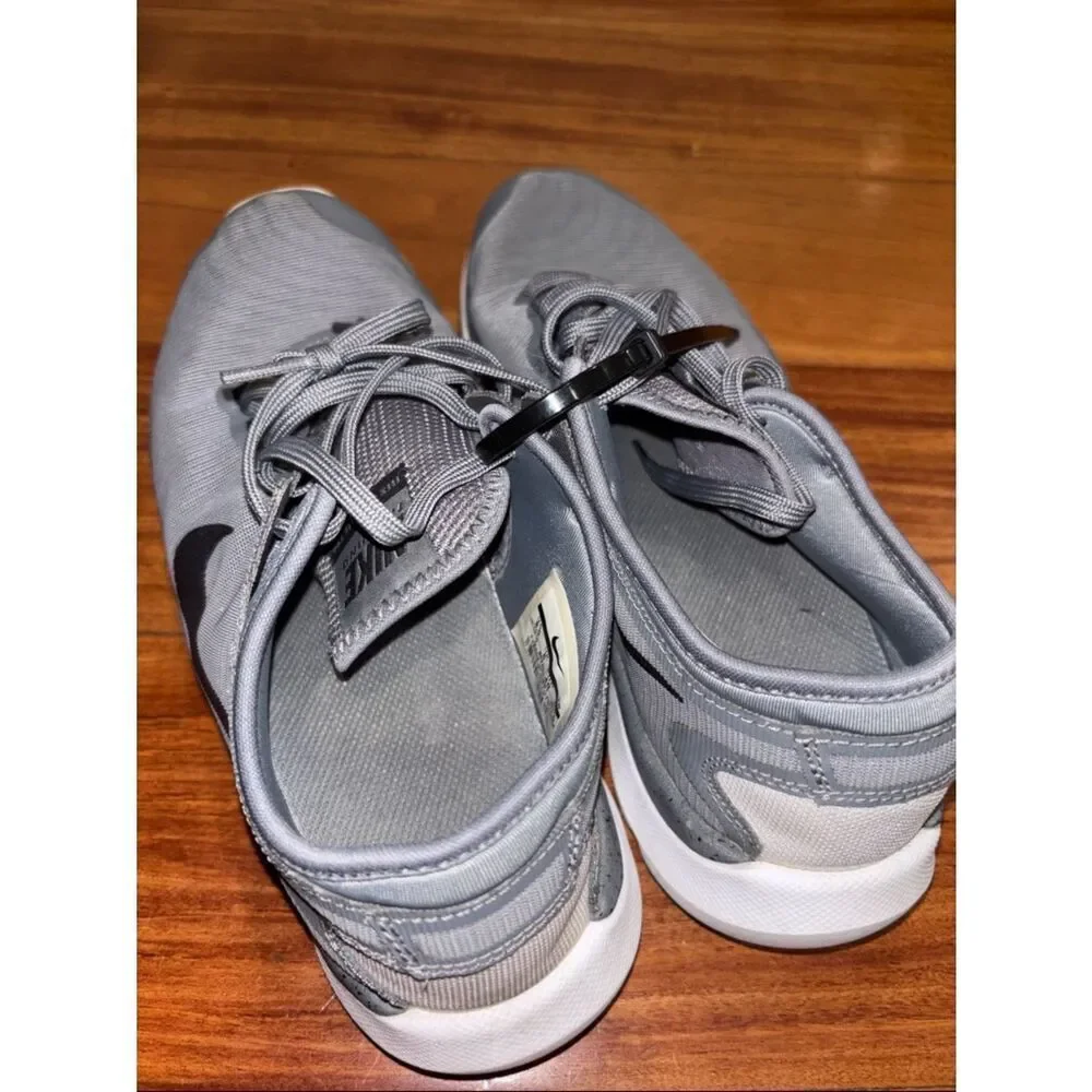 Nike women’s Light Gray Athletic Running Shoes 8.5